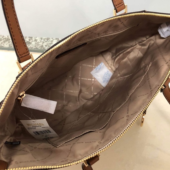 Michael Kors Charlotte Large Leather Top-Zip Tote Bag in Vanilla Acorn / Gold - Picture 6 of 7